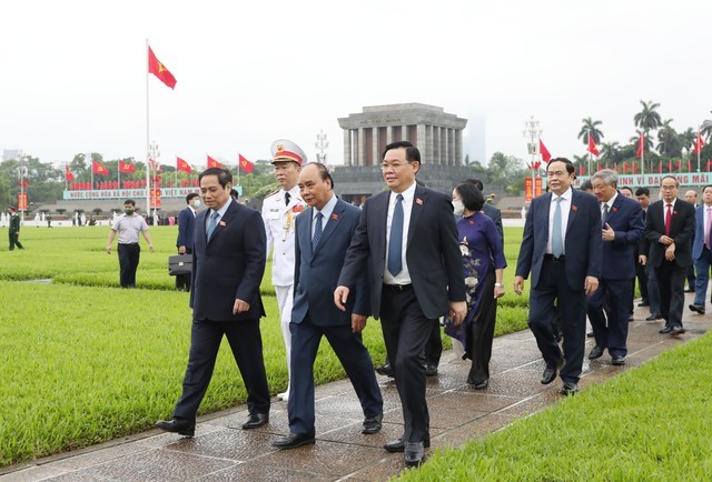 
Trước giờ khai mạc kỳ họp thứ 3, Quốc hội khóa XV, lãnh đạo Đảng, Nhà nước và các đại biểu Quốc hội đã vào Lăng viếng Chủ tịch Hồ Chí Minh - Ảnh: VGP/Nhật Bắc
