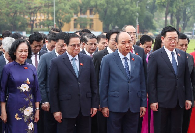 
Các Đại biểu Quốc hội thành kính tưởng nhớ công ơn to lớn của Chủ tịch Hồ Chí Minh - Ảnh: VGP/Nhật Bắc
