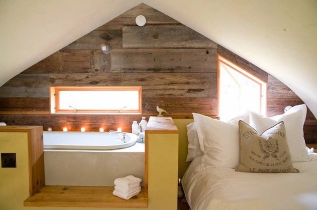 Bạn có thể tách biệt giường ngủ và bồn tắm nhờ một vách ngăn, cách thiết kế này phù hợp với những căn hộ có diện tích khiêm tốn