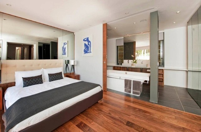 Bồn tắm và phòng ngủ cách nhau bằng tường kính chính là giải pháp mà nhiều gia đình ưa chuộng khi thiết kế theo cách này