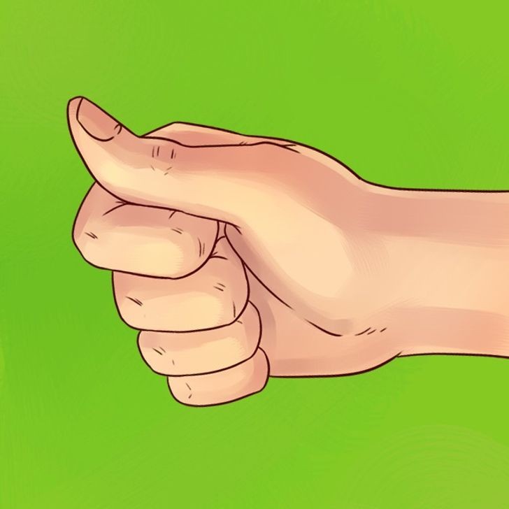 
Nếu khi nắm tay lại, ngón tay cái của bạn hướng hẳn lên trên, điều này chứng tỏ bạn là người khiêm tốn nhưng hiểu biết và vô cùng linh hoạt
