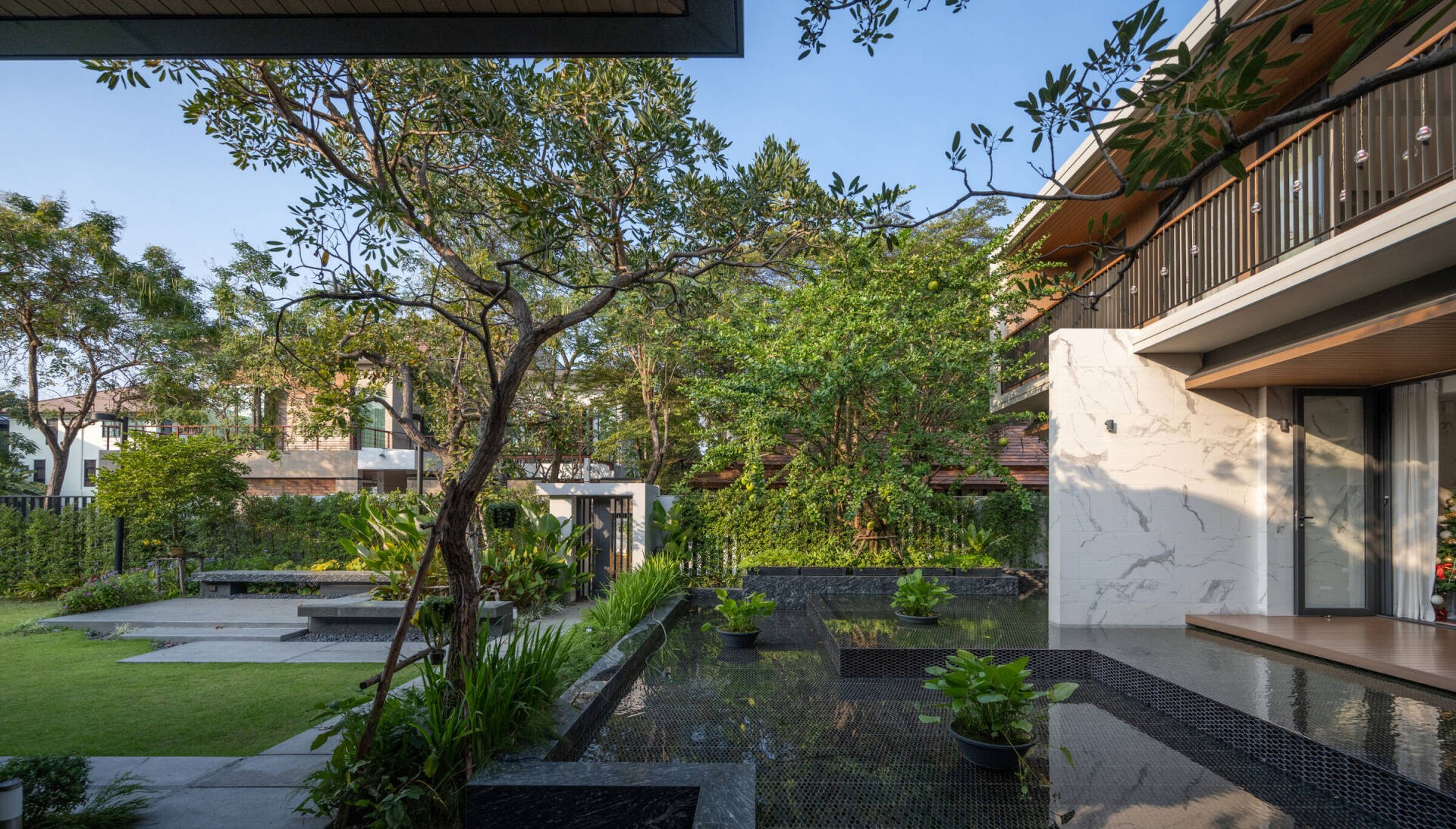 
Cây xanh xung quanh căn nhà tạo nên một không gian sống thư thái, gần gũi với thiên nhiên
