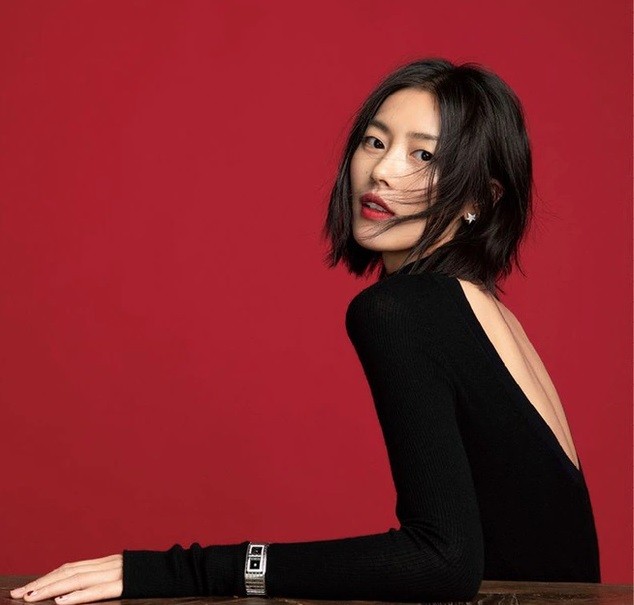 

Vào năm 2006, Lưu Văn lần đầu tiên trở thành gương mặt trang bìa của tạp chí Marie Claire với chủ đề "Fashion Bomb"
