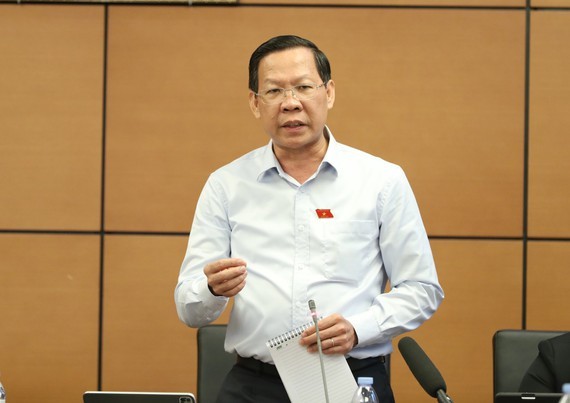 
Trưởng đoàn ĐBQH TP HCM, Chủ tịch UBND TP HCM Phan Văn Mãi phát biểu tại phiên họp tổ sáng 25-5.
