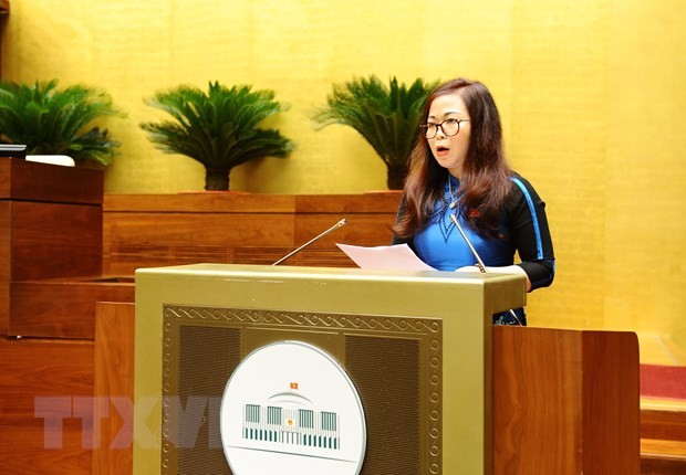 
Phó Chủ nhiệm Ủy ban Tài chính, Ngân sách của Quốc hội Vũ Thị Lưu Mai trình bày Báo cáo thẩm tra dự thảo Nghị quyết về thí điểm một số cơ chế, chính sách đặc thù phát triển tỉnh Khánh Hòa. (Ảnh: Minh Đức/TTXVN)
