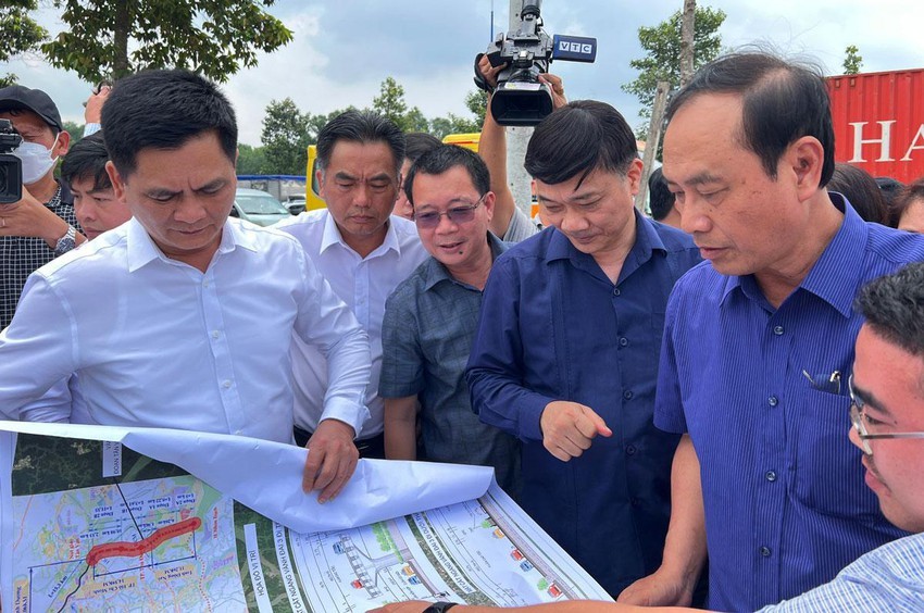 
Ông Vũ Hồng Thanh, Chủ nhiệm Ủy ban Kinh tế của Quốc hội, chủ trì đoàn khảo sát thực địa dự án xây dựng đường vành đai 3 ngày 19/5.
