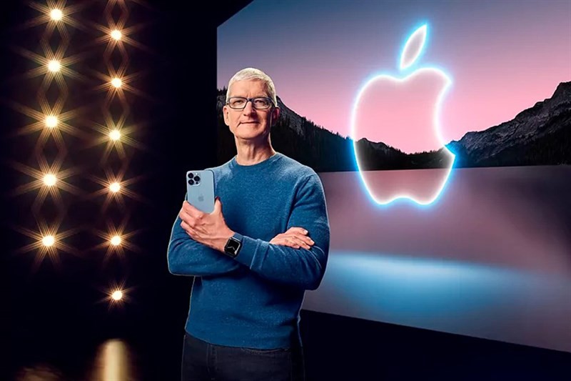 
Tim Cook gia nhập Apple từ năm 1998 với tư cách là phó chủ tịch cấp cao, phụ trách hoạt động trên toàn cầu và sau đó là chức vụ phó chủ tịch điều hành phụ trách kinh doanh và hoạt động trên toàn thế giới.
