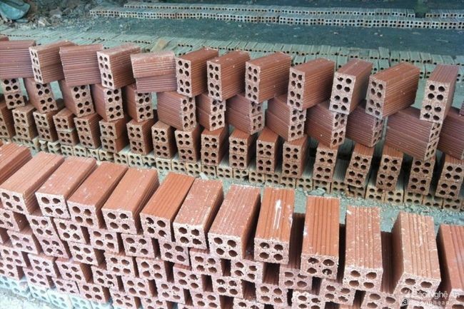 
Làm gạch từ đất đồi
