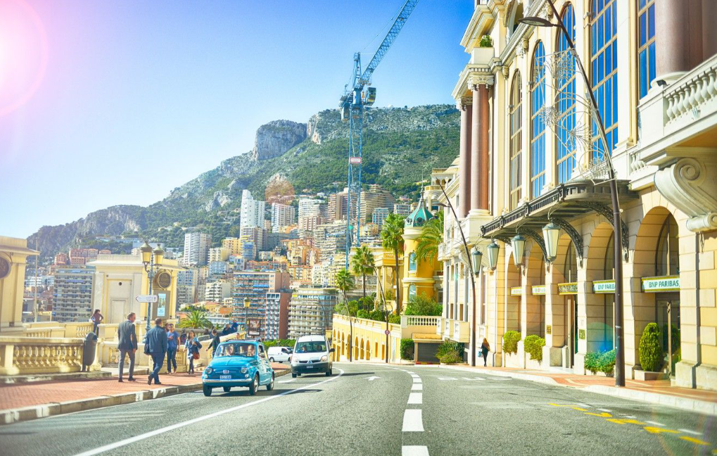 
Năm 2008, theo khẳng định từ Wealth Bulletin, Avenue Princesse Grace tại Monaco là con phố đắt nhất hành tinh với mức giá trung bình rơi vào khoảng 17.750 USD mỗi ft2 (tương đương khoảng 412 triệu đồng)
