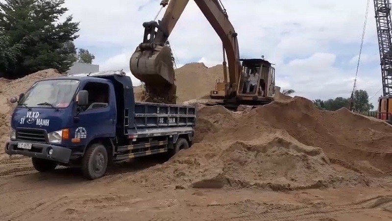 
Đây là loại cát san lấp có màu tối sẫm (tuy nhiên không phải cát đen).
