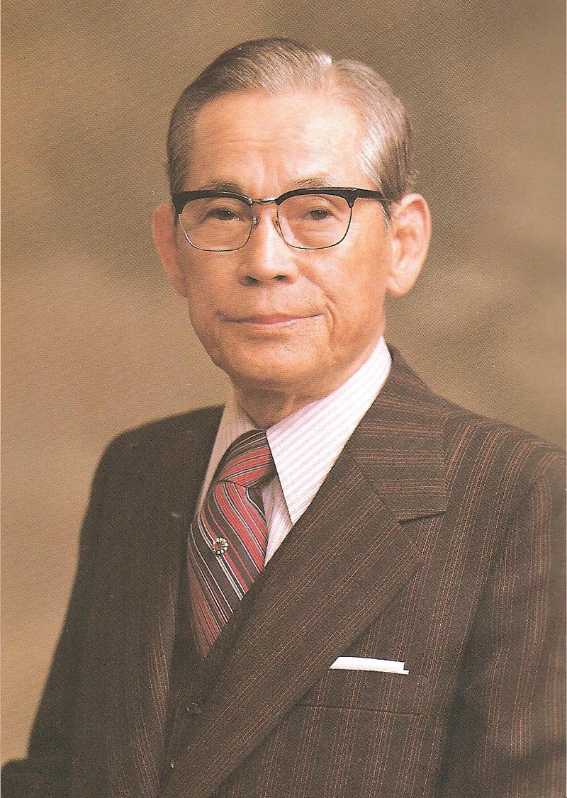 
Ông Lee Byung Chul, nhà sáng lập của “đế chế” Samsung lừng lẫy như thời điểm hiện tại trước kia chỉ khởi nghiệp từ một cửa hàng nhỏ
