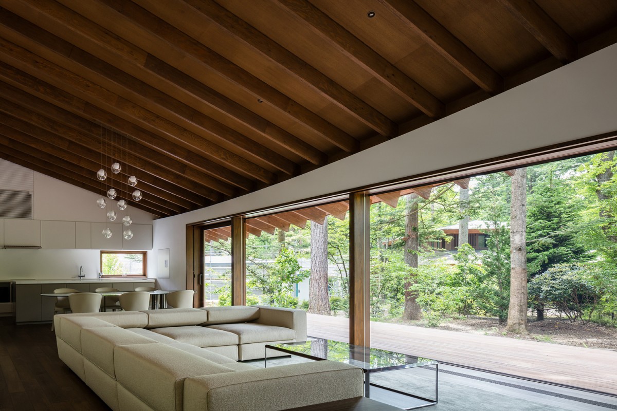 Không gian sinh hoạt chung thoáng sáng, rộng rãi hướng về phía rừng cây cạnh nhà