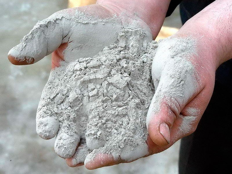 
Xi măng là hỗn hợp các thành phần như silic, canxi, sắt, nhôm và các thành phần khác.
