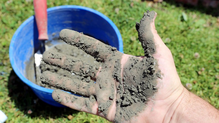 Các triệu chứng này thường không xuất hiện ngay khi tiếp xúc với vật liệu xi măng mà có thể xảy ra từ sau 1 - 2 tuần sau khi thi công.