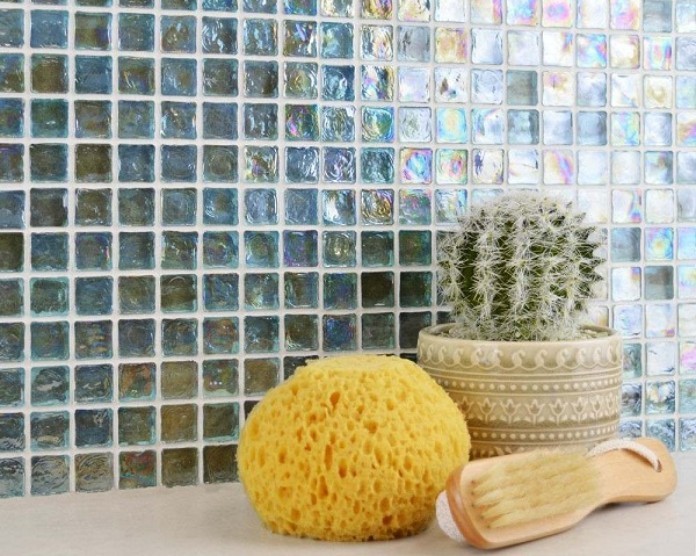 
Gạch mosaic thủy tinh màu ombre tạo nên điểm nhấn ấn tượng cho khu vực backsplash của nhà tắm
