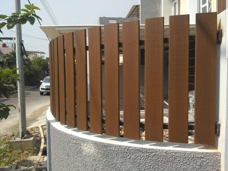 
Tấm xi măng giả gỗ tạo ra hàng rào chống mối mọt, bong tróc, có độ bền, tính thẩm mỹ cao theo thời gian.
