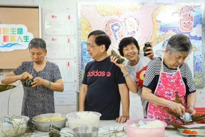 
Họ thường cùng nhau nấu ăn, làm những món ăn truyền thống, cùng trò chuyện, uống trà, thậm chí hát karaoke
