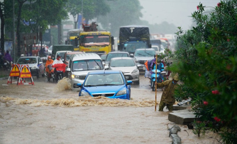 
Tình trạng ngập lụt đã và đang xảy ra thường xuyên tại các thành phố của Việt Nam.
