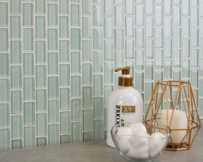 
Nếu biết kết hợp những viên gạch mosaic thủy tinh với gạch ốp tường giả đá marble mang đến sự sang trọng cho phòng tắm
