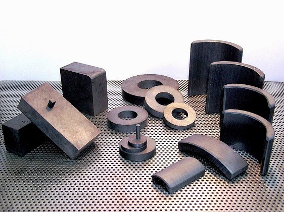 
Nam châm là một trong những kim loại có thể sinh ra lực hút các kim loại khác như sắt, kẽm, niken và các hợp kim của những kim loại khác
