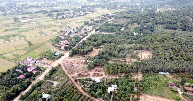 
Đất nền ở huyện Sóc Sơn (Hà Nội) được đà tăng giá theo quy hoạch đường vành đai 4 vùng Thủ đô. Nguồn: Dân Trí
