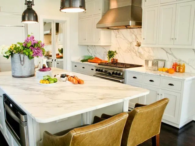 
Mặt bàn bếp được làm từ đá granite trắng hài hòa với không gian sáng sủa của gian bếp
