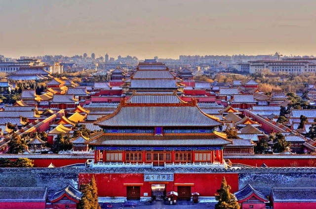 
Toàn bộ cung điện Tử Cấm Thành đều tọa lạc ở vị trí đắc địa bậc nhất của Bắc Kinh với diện tích lên tới 72ha, có tới khoảng 9.999 gian phòng lớn nhỏ
