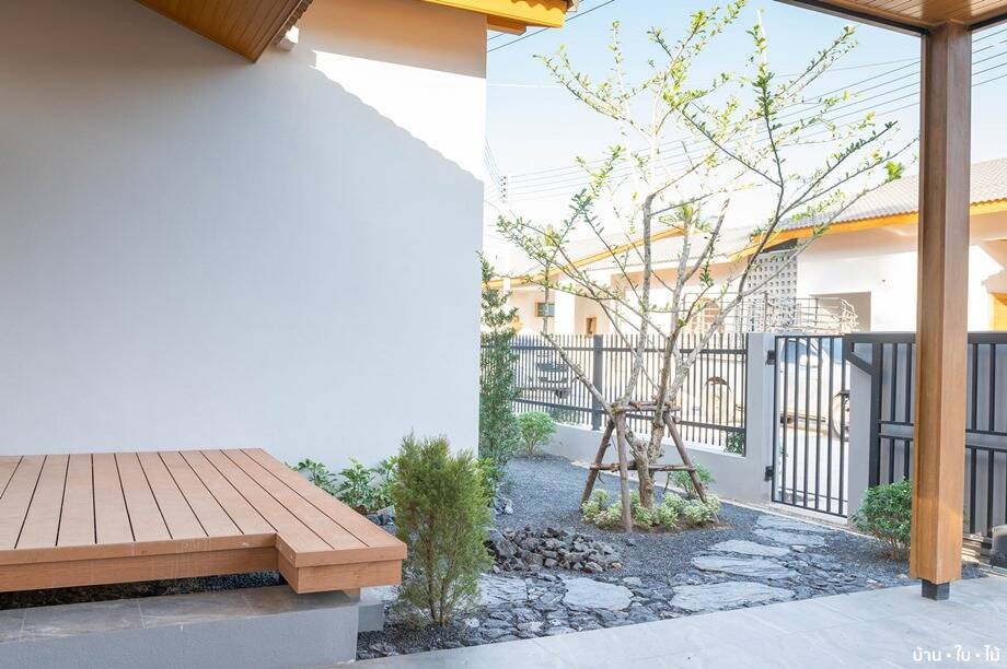 
Khoảng đất nhỏ trước và cạnh nhà được các kiến trúc sư sử dụng để thiết kế lên khu vườn nhỏ cho căn nhà
