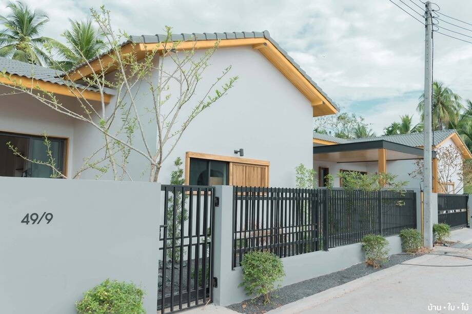 
Bao quanh ngôi nhà là tường rào sắt màu xanh đậm
