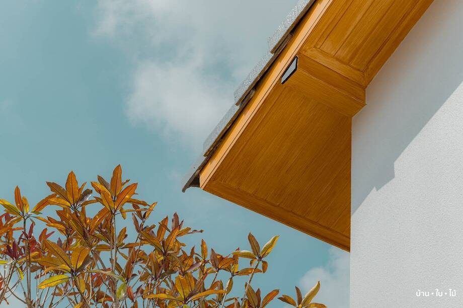 
Mặt dưới mái đã được sơn một lớp xi măng sợi màu gỗ, đem đến sự thân thiện, gần gũi cho căn nhà
