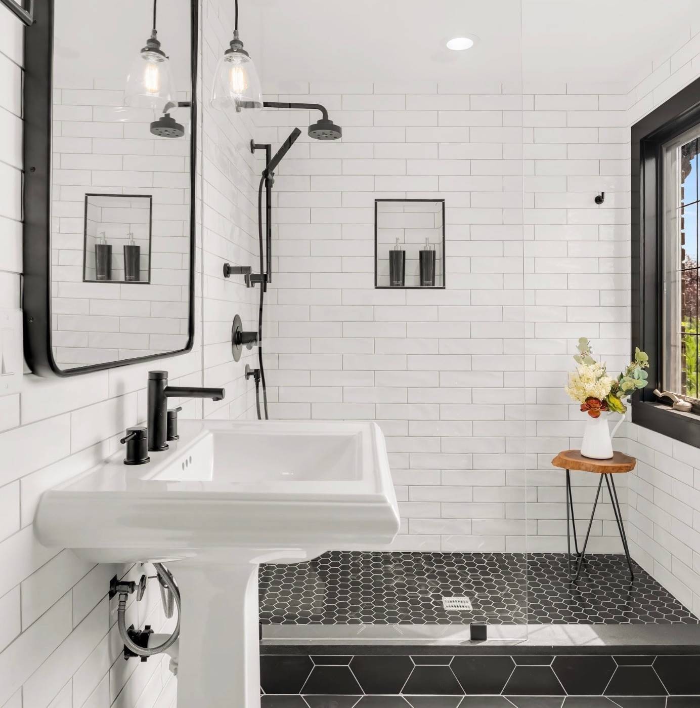 
Cửa kính không khung ngày càng được ưa chuộng, chúng giúp cho phòng tắm nhà bạn rộng rãi hơn
