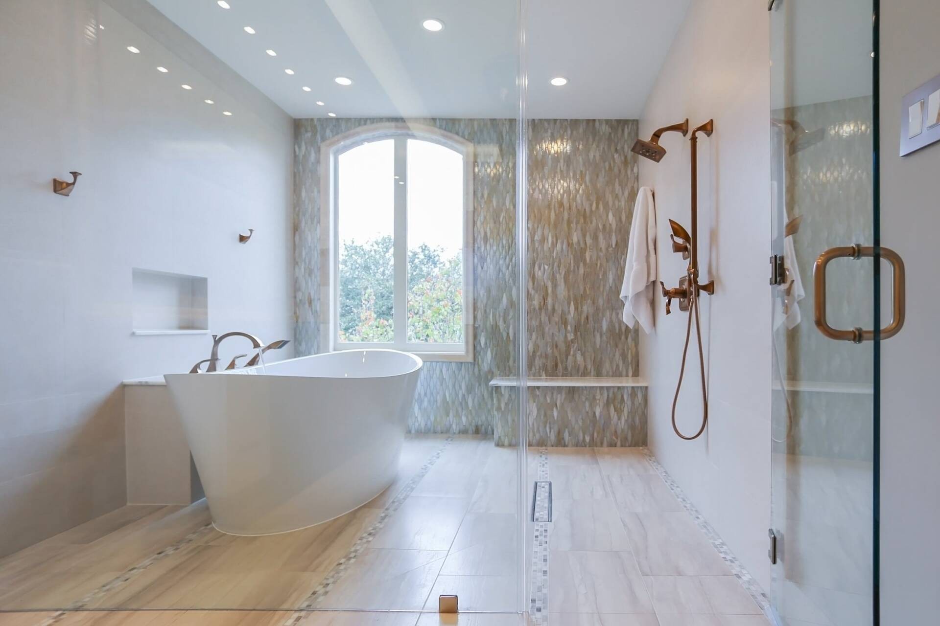 
Bồn tắm đơn rộng rãi và sang trọng hơn loại bồn tắm góc
