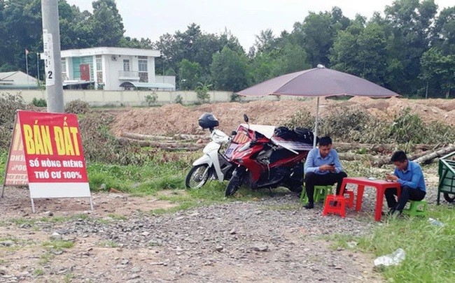 
Các chiêu thức mới được giới "cò đất" áp dụng được thực hiện bài bản, đẩy khách hàng lạc vào ma trận hiệu ứng đám đông và bẫy tâm lý
