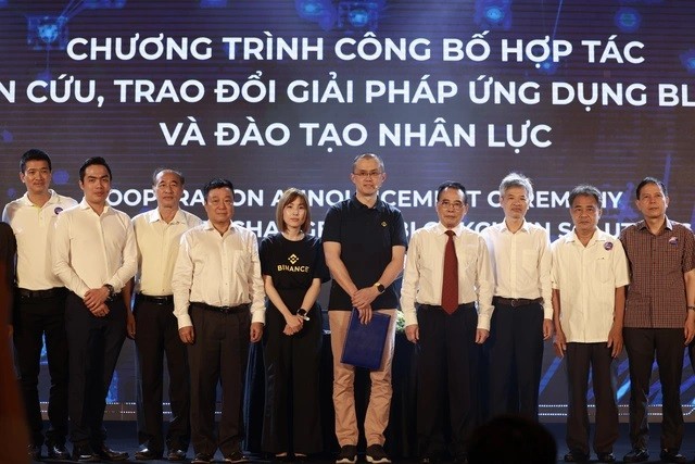 
Tỷ phú Changpeng Zhao (CZ) - CEO Binance mới đây đã có mặt tại Hà Nội và có buổi gặp gỡ với cộng đồng blockchain Việt Nam
