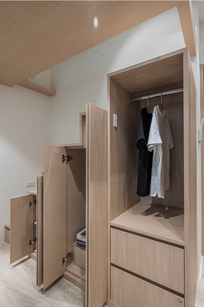Thiết kế tủ đựng quần áo đồng thời là một chiếc cầu thang