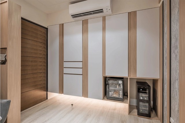 Hệ tủ kệ đa năng kịch trần màu trắng được bố trí nằm bên cạnh cửa vào nhà