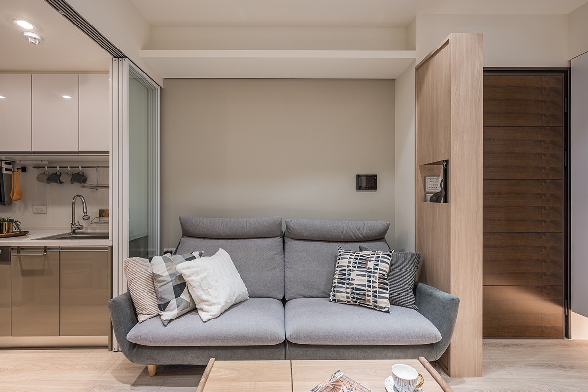 Bộ ghế sofa được thiết kế nằm sâu bên trọng, giúp cho căn phòng khách có thêm không gian trống