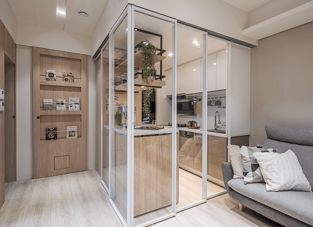 Bếp được sắp xếp đặt trong khung kính và được lắp cửa trượt để dễ dàng mở ra, đóng lại