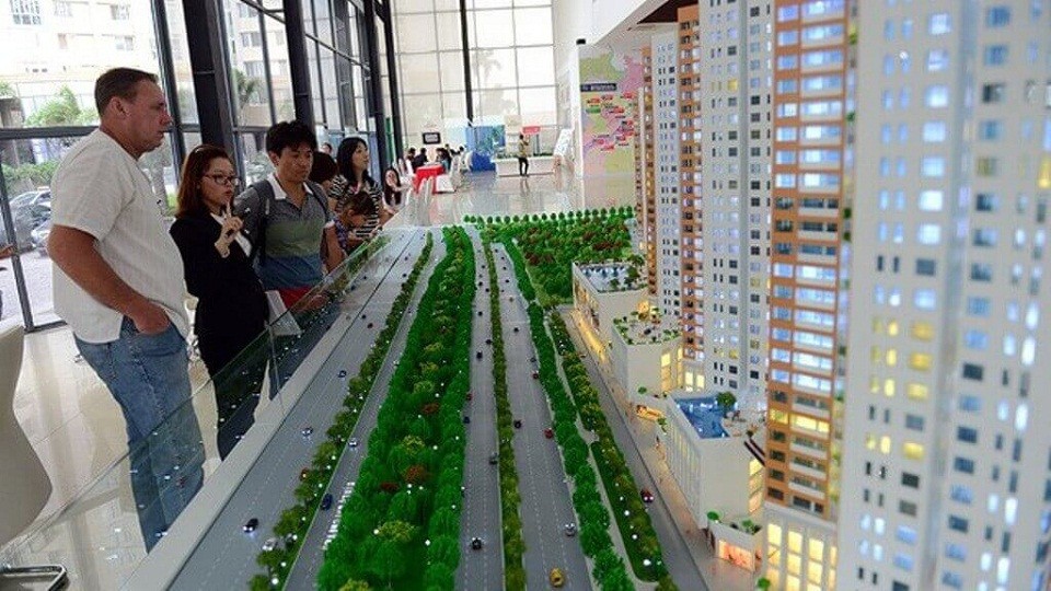 Nhiều người dân bày tỏ lo ngại bỏ tiền tỷ ra để mua căn hô chung cư có thời hạn sử dụng 50-70 năm thì khác gì đi thuê nhà với hợp đồng “thuê bao trả trước”.