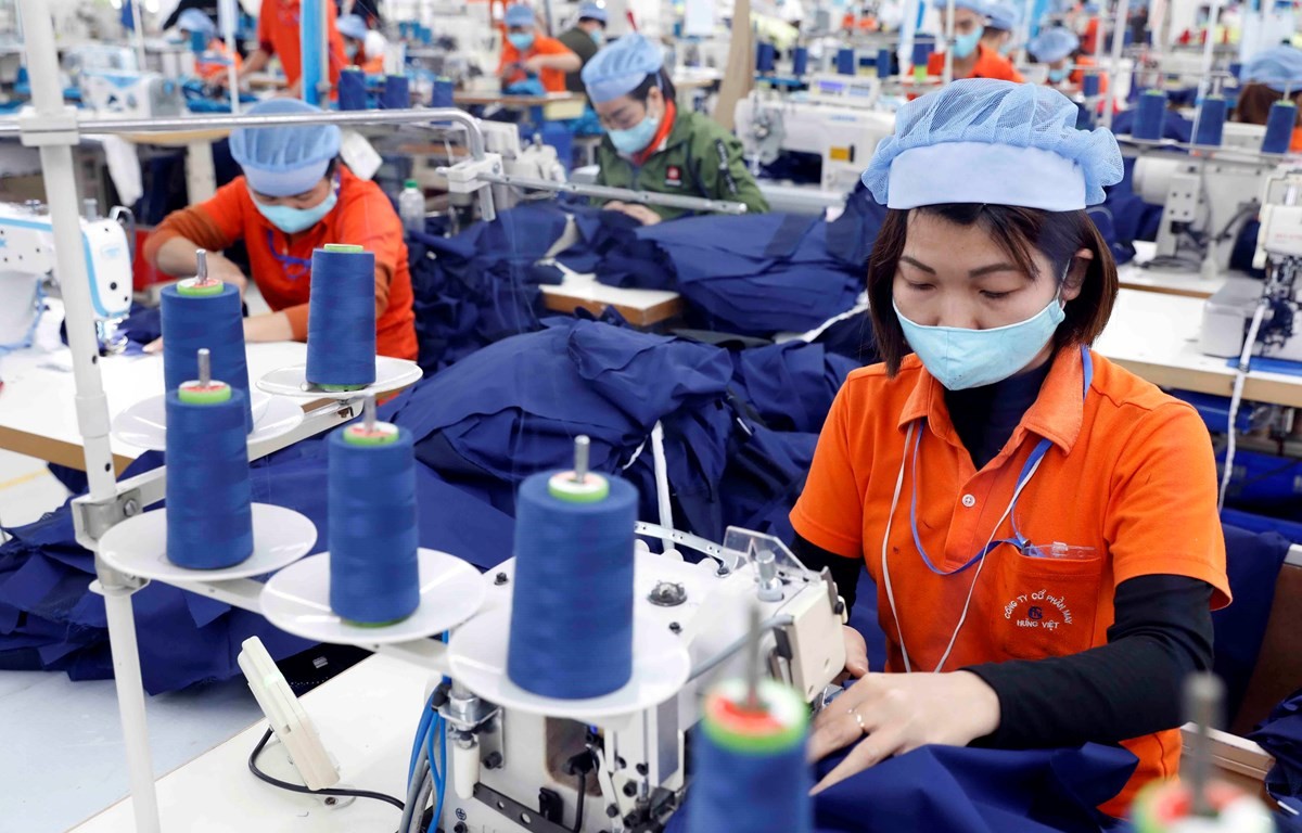 Dệt may chính là ngành chịu tác động mạnh mẽ khi có đến 50% nguyên phụ liệu ngành được nhập khẩu từ Trung Quốc