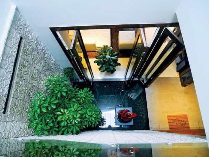 
Thiết kế giếng trời trong nhà thường được gia chủ đặt ở vị trí gần cầu thang.&nbsp;
