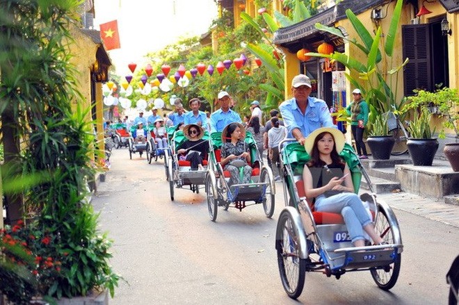 
Quản lý nhà nước về du lịch bằng cách tăng cường kiểm tra, kiểm soát chất lượng dịch vụ và quản lý điểm đến, tuyên truyền, phổ biến pháp luật về du lịch
