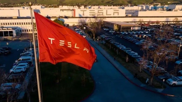 
Công ty sản xuất xe điện này có trụ sở tại Austin, sau khi kết thúc một quý từ một tới hai ngày, Tesla sẽ thường công bố doanh số bán hàng.
