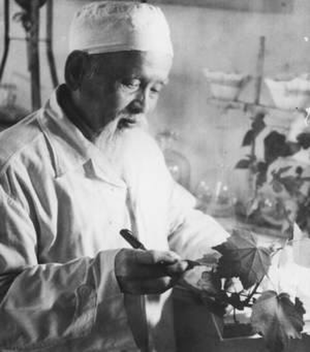

Lương y Phó Đức Thành, tên húy là Duy Khẩn sinh năm 1880 tại tỉnh Ninh Bình (quê gốc tại tỉnh Hưng Yên), ông sinh ra trong một gia đình nghèo nhưng thuộc dòng họ có truyền thống về đông y
