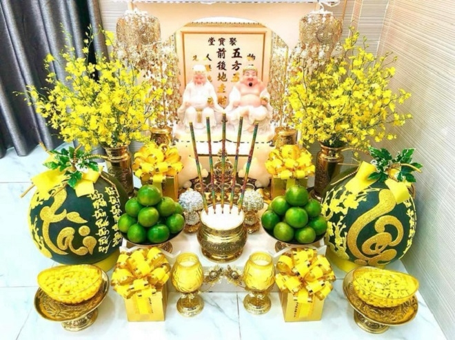 
Những lễ vật bạn chuẩn bị đề bày cúng khi thay mới tượng Thần Tài, Thổ Địa phải tươm tất, đầy đủ
