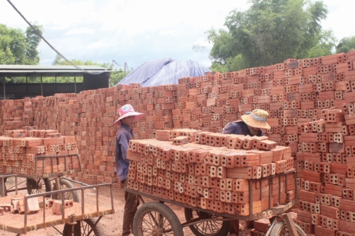 
Gạch đất sét nung đạt tiêu chuẩn sẽ sở hữu màu cam đậm hoặc nâu đỏ đặc trưng.
