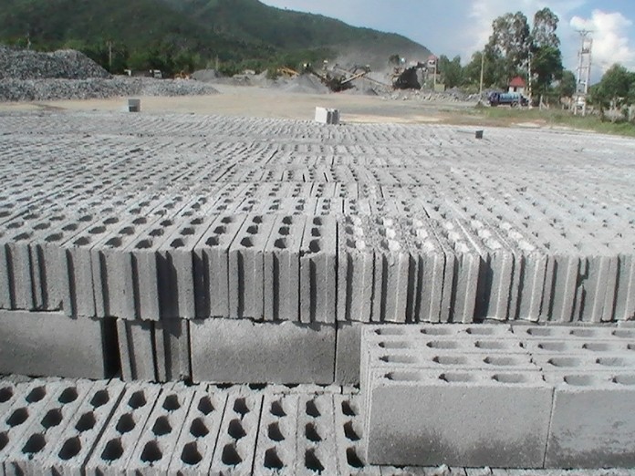 
Gạch ba banh được biết đến là loại gạch được sản xuất chủ yếu bằng thủ công
