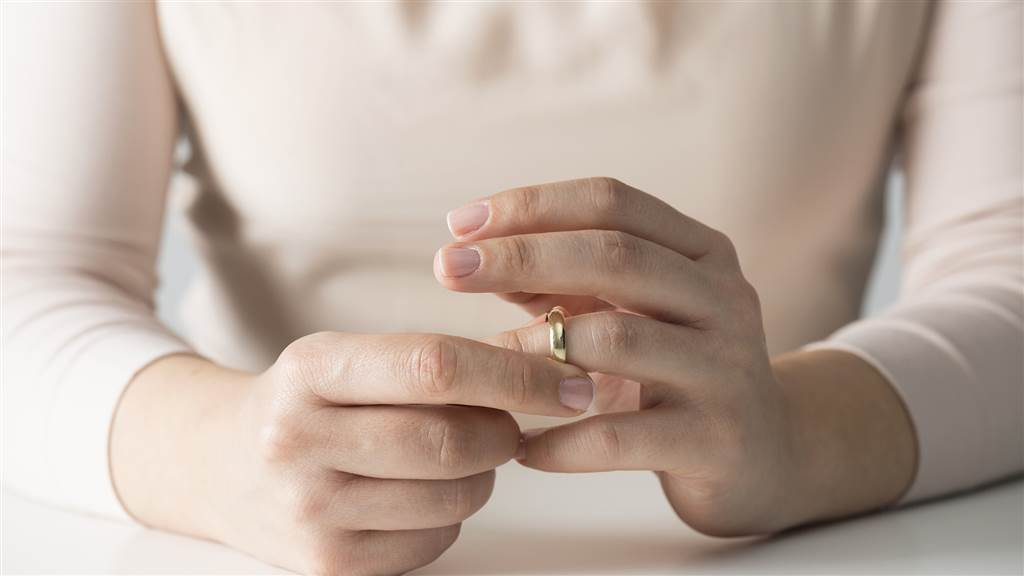 
Vì sao kiêng tháo nhẫn cưới? Có nên tháo nhẫn cưới hay không?
