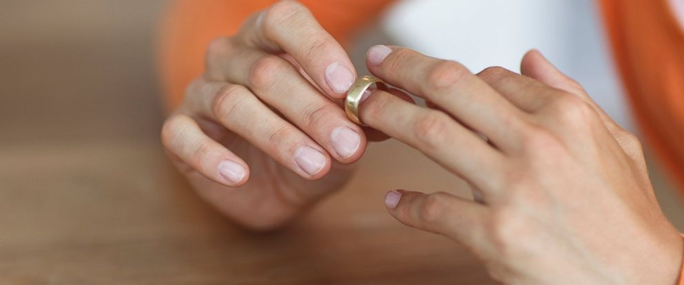 
Một số người tháo nhẫn cưới vì tính chất công việc
