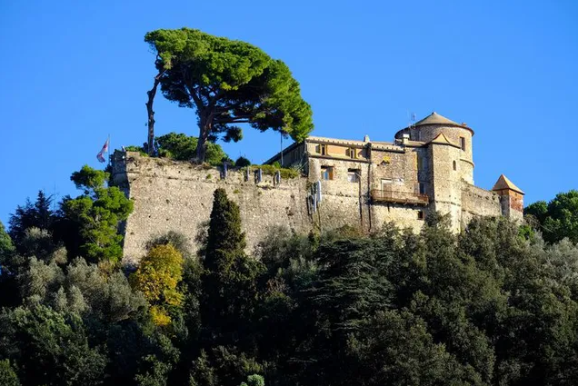 
Một trong những địa điểm tại làng Portofino mà du khách không thể bỏ qua, đó chính là lâu đài Castello Brown
